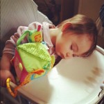 isadora endormie sur chaise haute