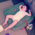 isadora endormie sur coussin vert