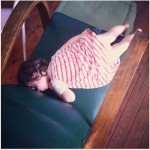 isadora endormie sur fauteuil vert