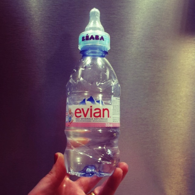 Evian Baby : la tétine qui transforme une bouteille d'eau en